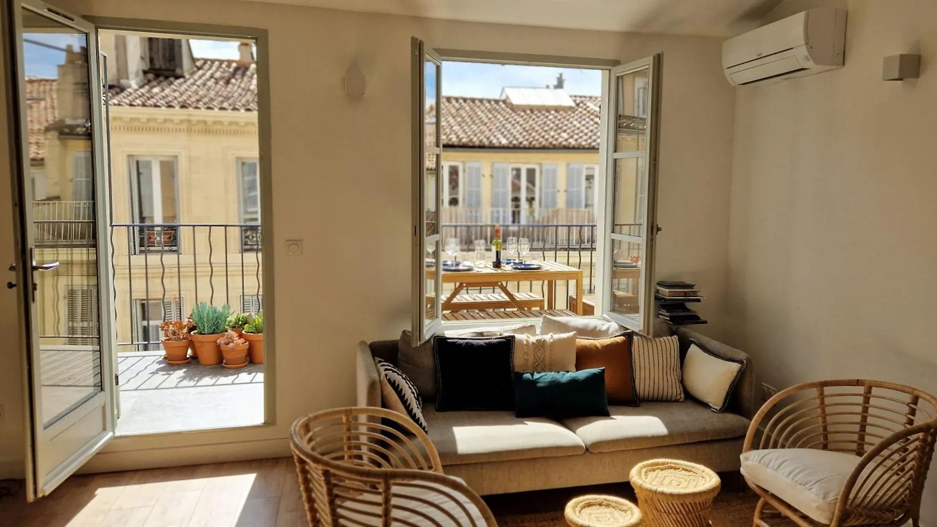 Apartment Terrasse - Hyper Centre - 2 Chambres - Parking Gratuit - Calme & Lumineux - Arrivee Autonome Marseille France